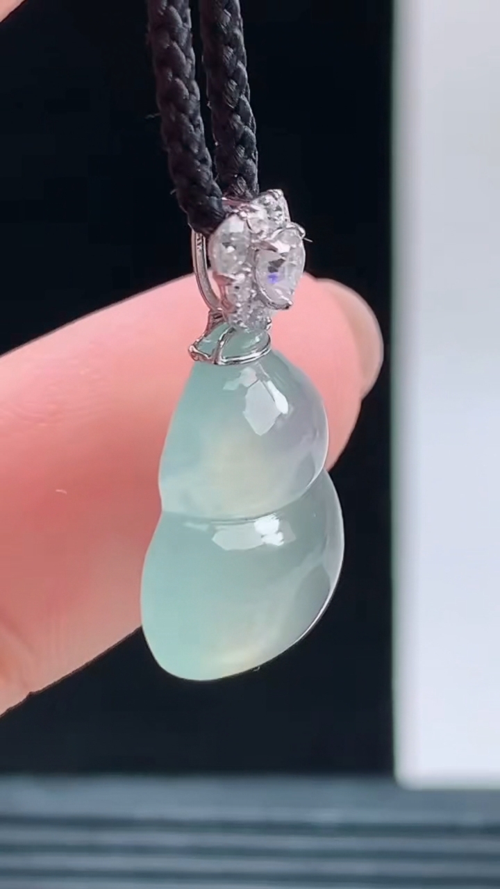 天然A货翡翠葫芦吊坠，尺寸16.1-13.4-6重量:2.29g 1010
10月11日