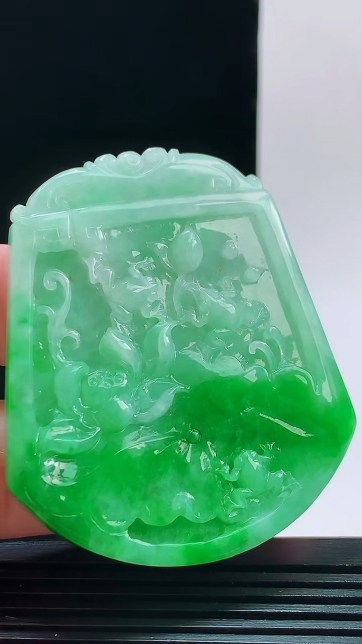 天然A货翡翠年年有余 荷叶鱼吊坠，尺寸55.3-48-6.2重量:34.66g 1010
10月11