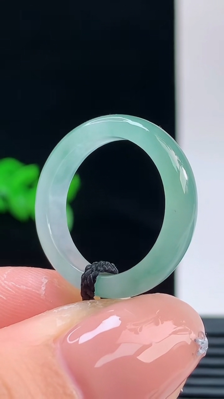 天然A货翡翠玉指环戒指，尺寸17.3-5-3.1重量:2.60g 10102026年10月11日
工