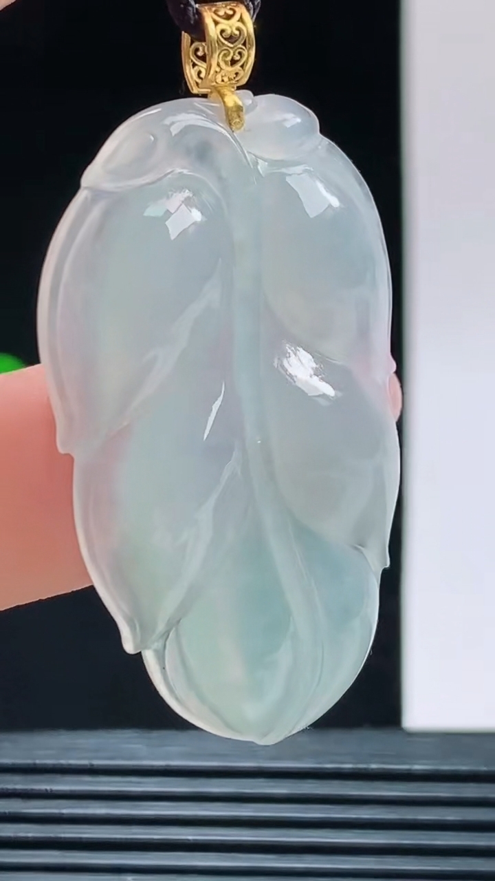 天然A货翡翠金枝玉叶 叶子吊坠，尺寸40.9-23.2-5.1重量:8.20g 1010
10月11日