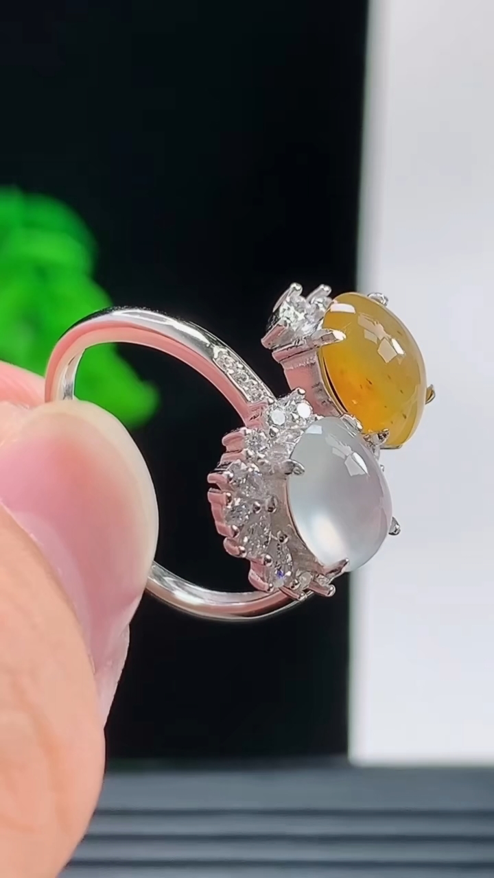 天然A货翡翠种双彩蛋面戒指，尺寸17.7裸石6.7-5.9重量:3.16g2026年10月11日
工厂直销收藏佳品,种好水足，色泽均匀，有种有色，上手高大气！