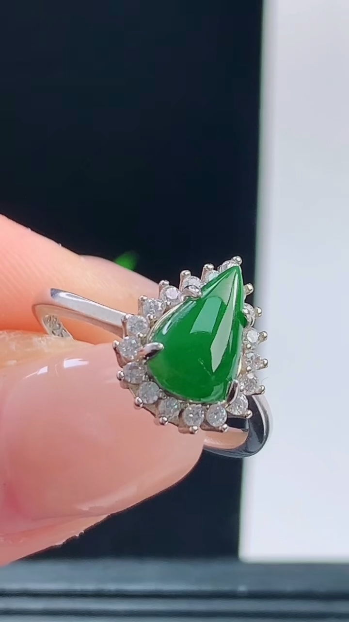 天然A货翡翠水滴戒指，尺寸10.4-6.4重量:2.20g h1282026年10月11日
工厂直销