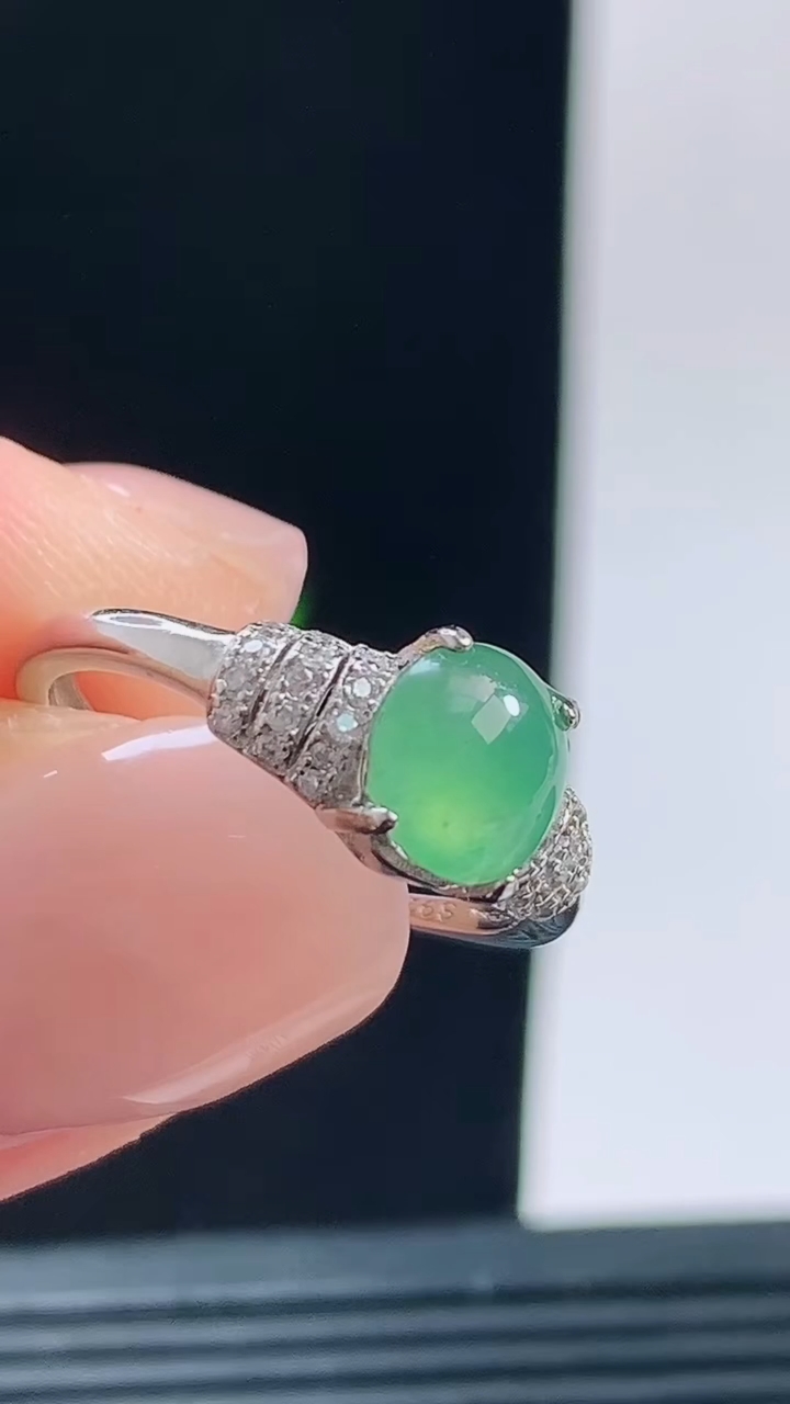 天然A货翡翠蛋面戒指，尺寸7-6.8重量:2.16g h1282026年10月11日
工厂直销收藏佳