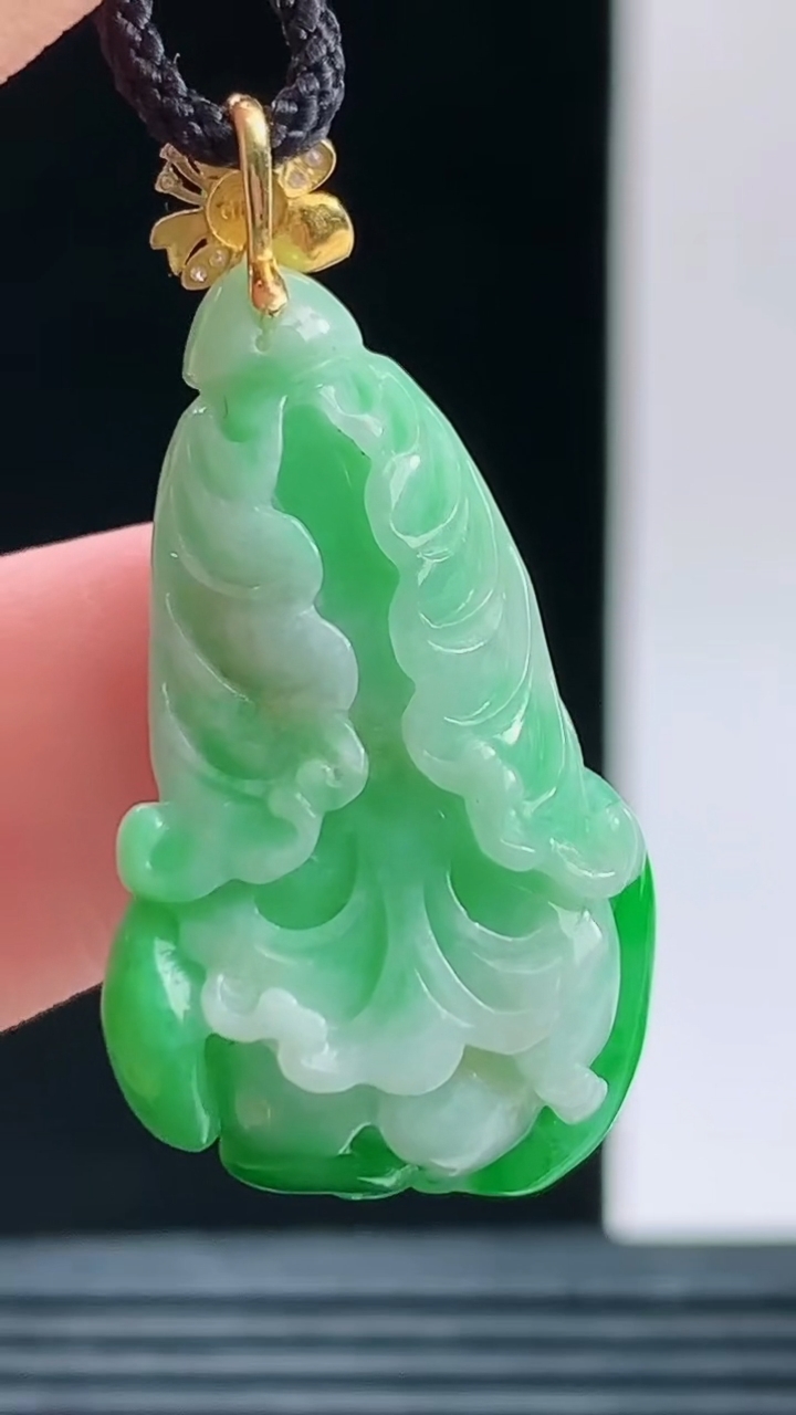 天然A货翡翠白菜吊坠，尺寸28.1-15.5-8.9重量:5.85g 1010
10月11日
