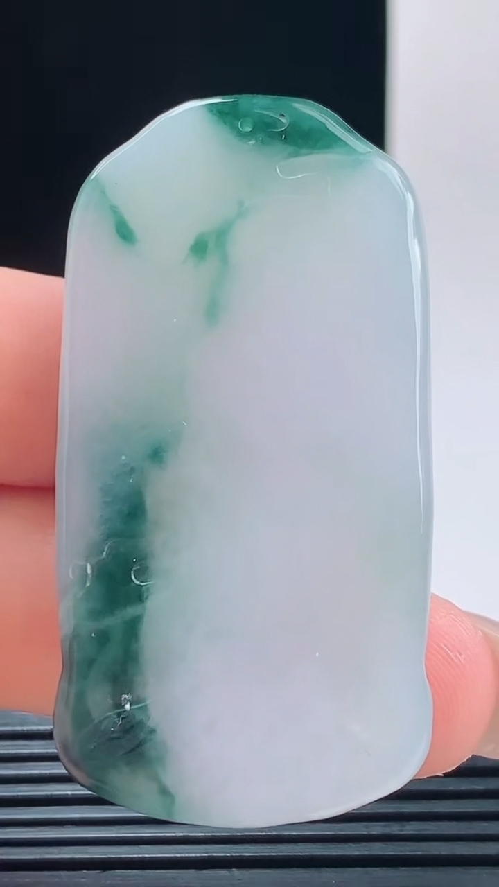 天然A货翡翠飘花观音菩萨吊坠，尺寸59-32-11重量:21.43g
10月11日  h001