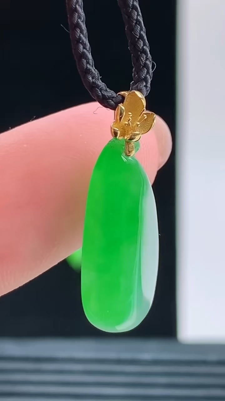 天然A货翡翠福瓜吊坠，尺寸19.3-9.8-5.3重量:1.81g 1010
10月11日