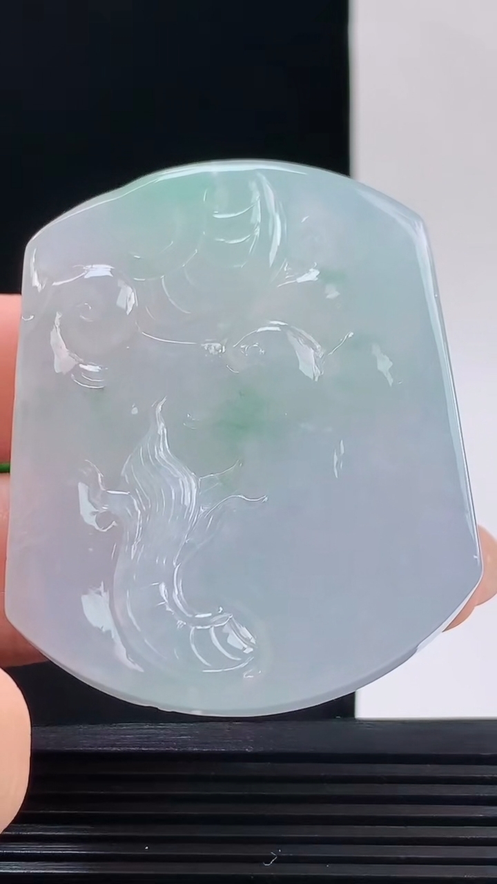 天然A货翡翠龙牌吊坠，尺寸54.5-42.6-11.4重量:57.37g 1010
10月11日