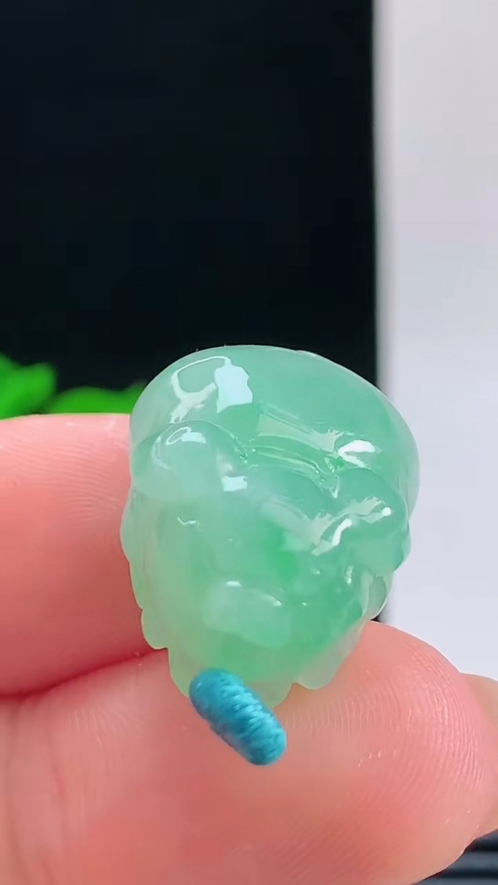 天然A货翡翠生肖猪吊坠，尺寸20.9-16.7-12重量:8.19g 1010
10月11日