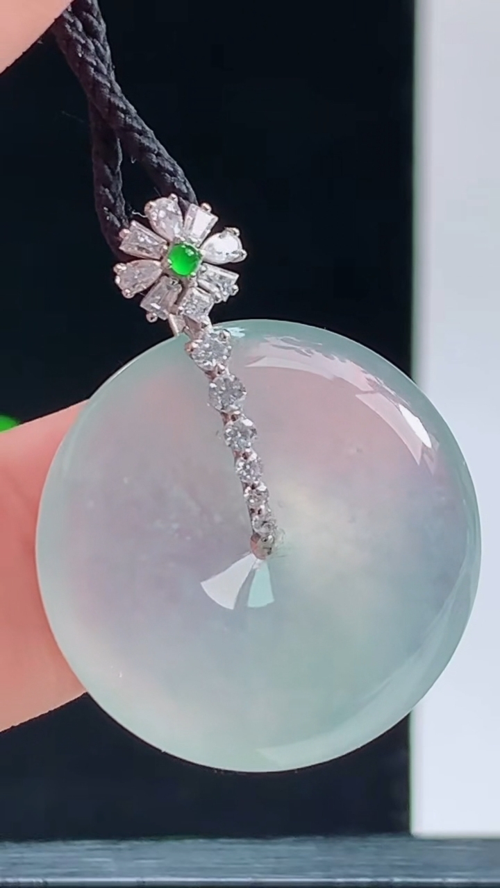 天然A货翡翠平安扣吊坠，尺寸23.3-5.3重量:6.12g 1010
10月11日