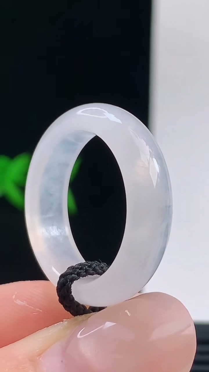 天然A货翡翠玉指环戒指，尺寸19-6.3-3.4重量:4.28g h1282026年10月11日
工