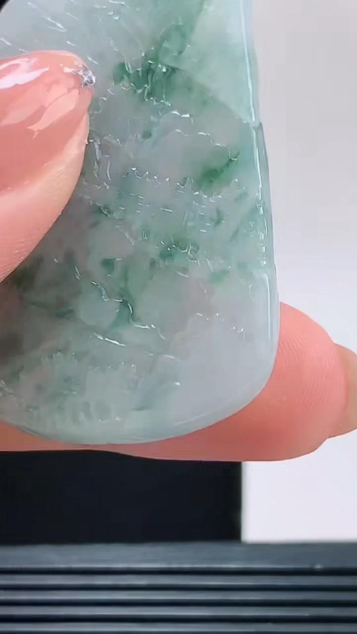 天然A货翡翠牌吊坠，尺寸50.5-29.3-5.5重量:20.06g 1010
10月11日