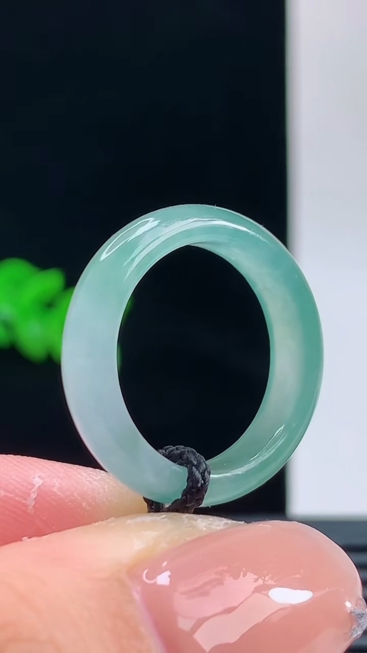 天然A货翡翠玉指环戒指，尺寸17.3-5-3.1重量:2.60g 10102026年10月11日
工厂直销收藏佳品,种好水足，色泽均匀，有种有色，上手高大气！