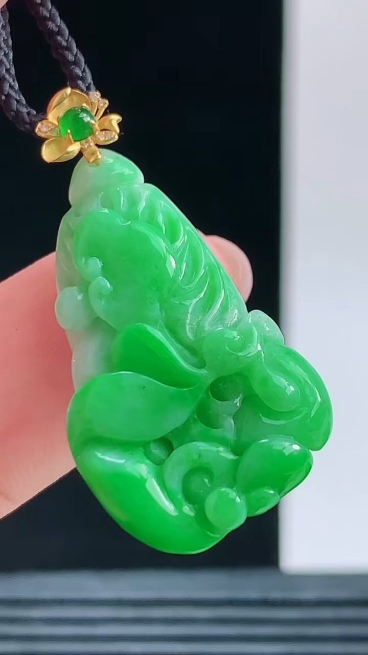 天然A货翡翠白菜吊坠，尺寸28.1-15.5-8.9重量:5.85g 1010
10月11日