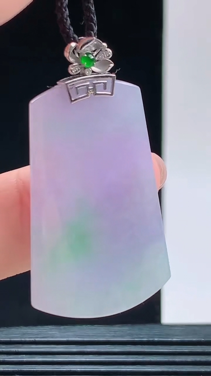 天然A货翡翠18K金春带彩紫罗兰无事牌吊坠，尺寸35.5-22-3重量:5.35g 1010
10月11日