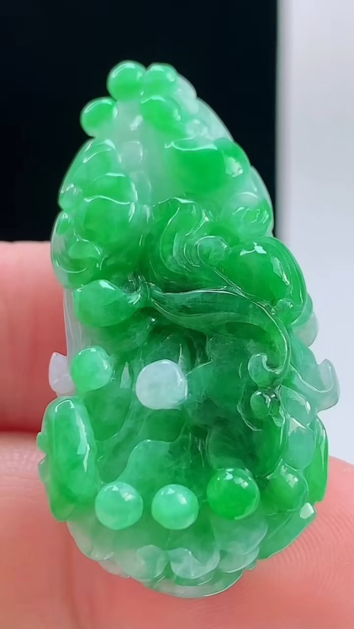 天然A货翡翠白菜吊坠，尺寸46-22.5-12.5重量:17.57g h168
10月11日
