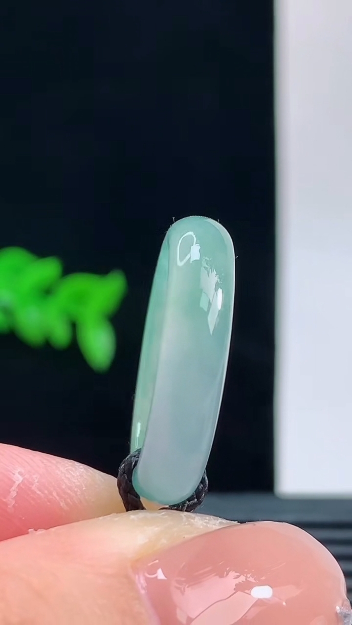 天然A货翡翠玉指环戒指，尺寸17.3-5-3.1重量:2.60g 10102026年10月11日
工厂直销收藏佳品,种好水足，色泽均匀，有种有色，上手高大气！