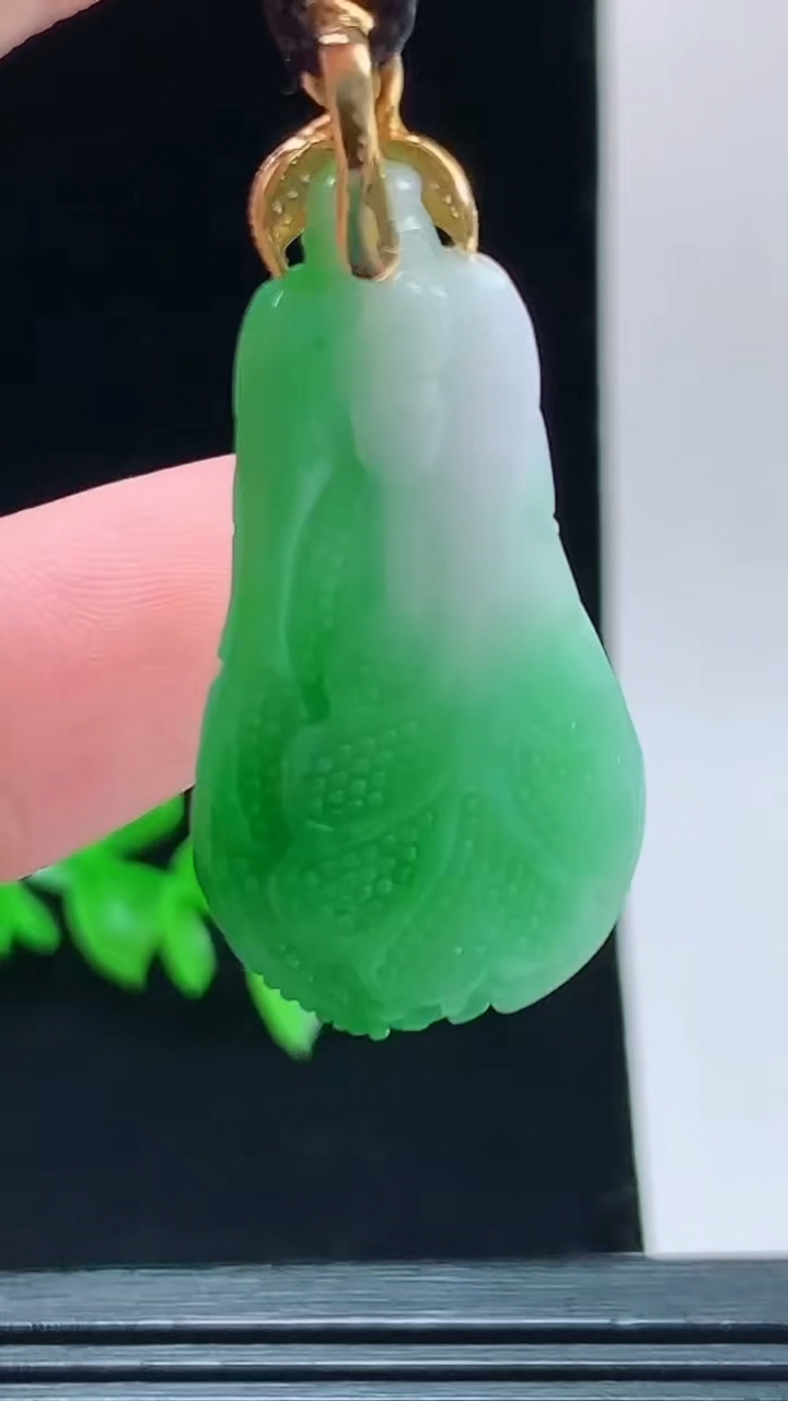 天然A货翡翠白菜吊坠，尺寸36.3-18.5-9.5重量:9.00g 1010
10月11日