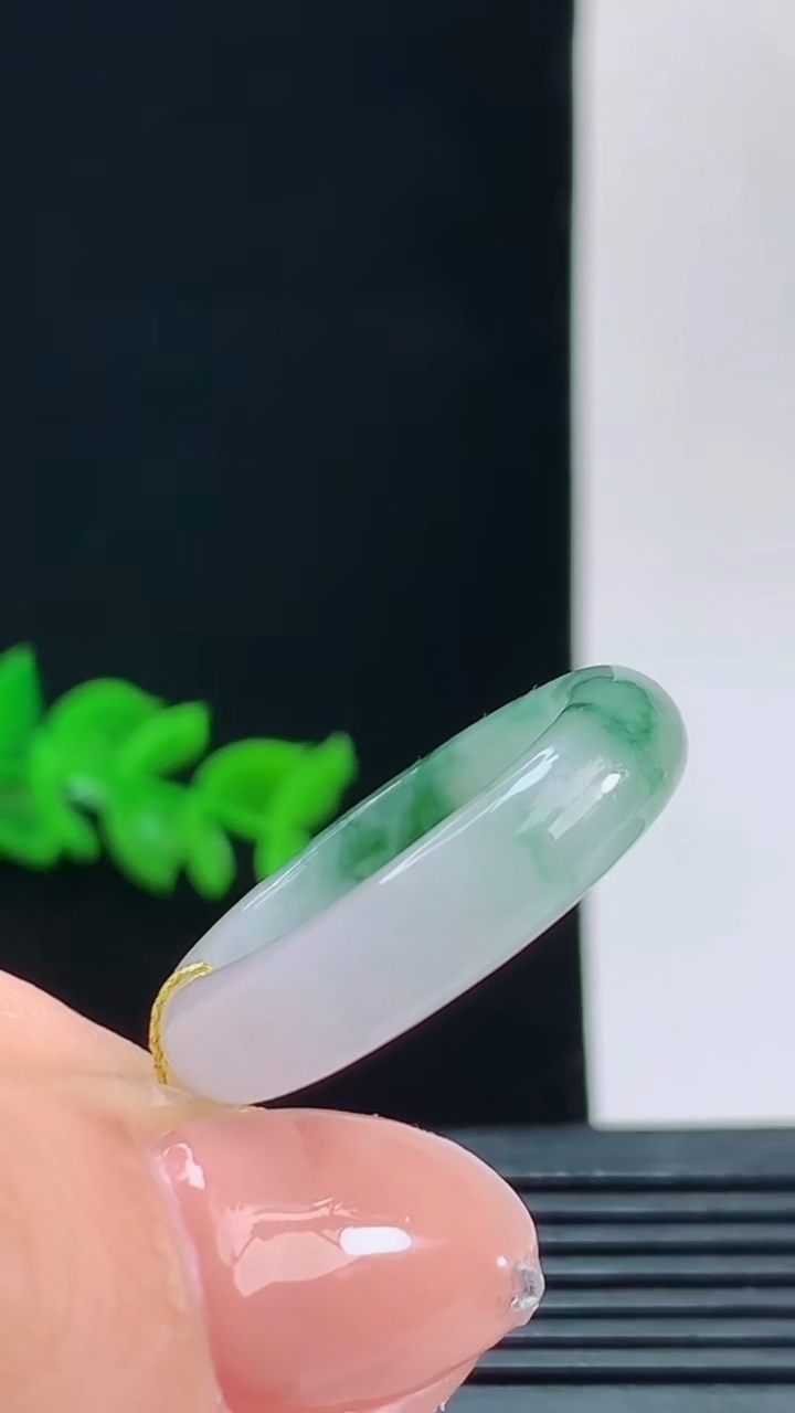 天然A货翡翠飘花玉指环戒指，尺寸19.7-5.8-3.9重量:4.61g 10102026年10月11日
工厂直销收藏佳品,种好水足，色泽均匀，有种有色，上手高大气！