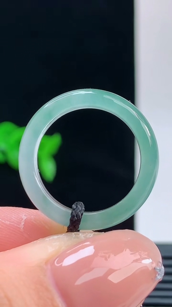 天然A货翡翠玉指环戒指，尺寸17.3-5-3.1重量:2.60g 10102026年10月11日
工厂直销收藏佳品,种好水足，色泽均匀，有种有色，上手高大气！