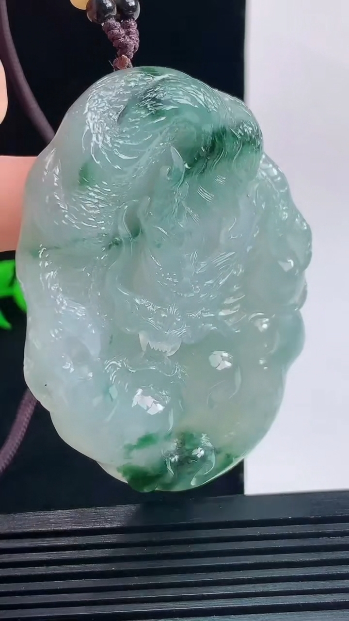 天然A货翡翠种飘花龙牌吊坠，尺寸67.5-50.8-12.2重量:75.65
10月11日  h001
