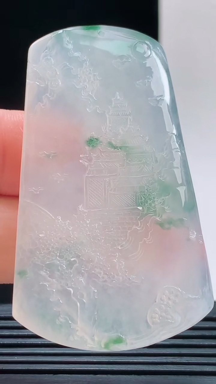 天然A货翡翠种飘花山水牌吊坠，尺寸53.9-39.8-6.1重量:31.14g 1010
10月11