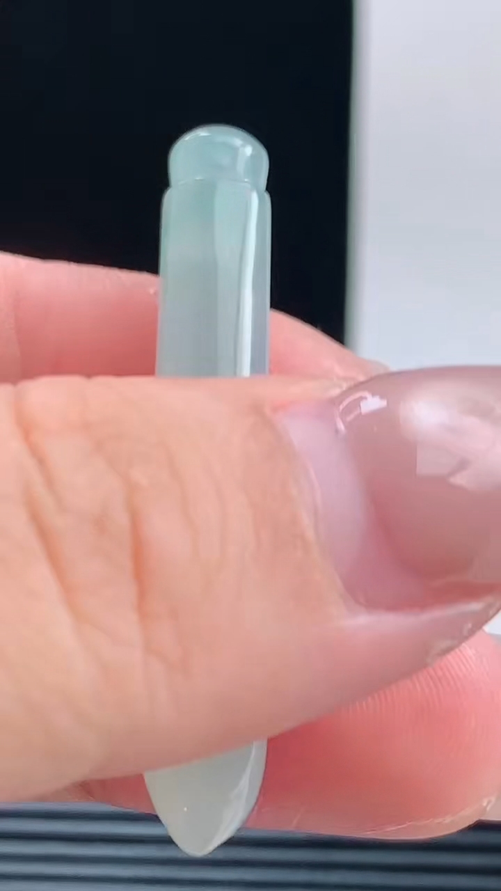 天然A货翡翠毛笔吊坠，尺寸46-8.4-7.5重量:5.64g h128
10月11日