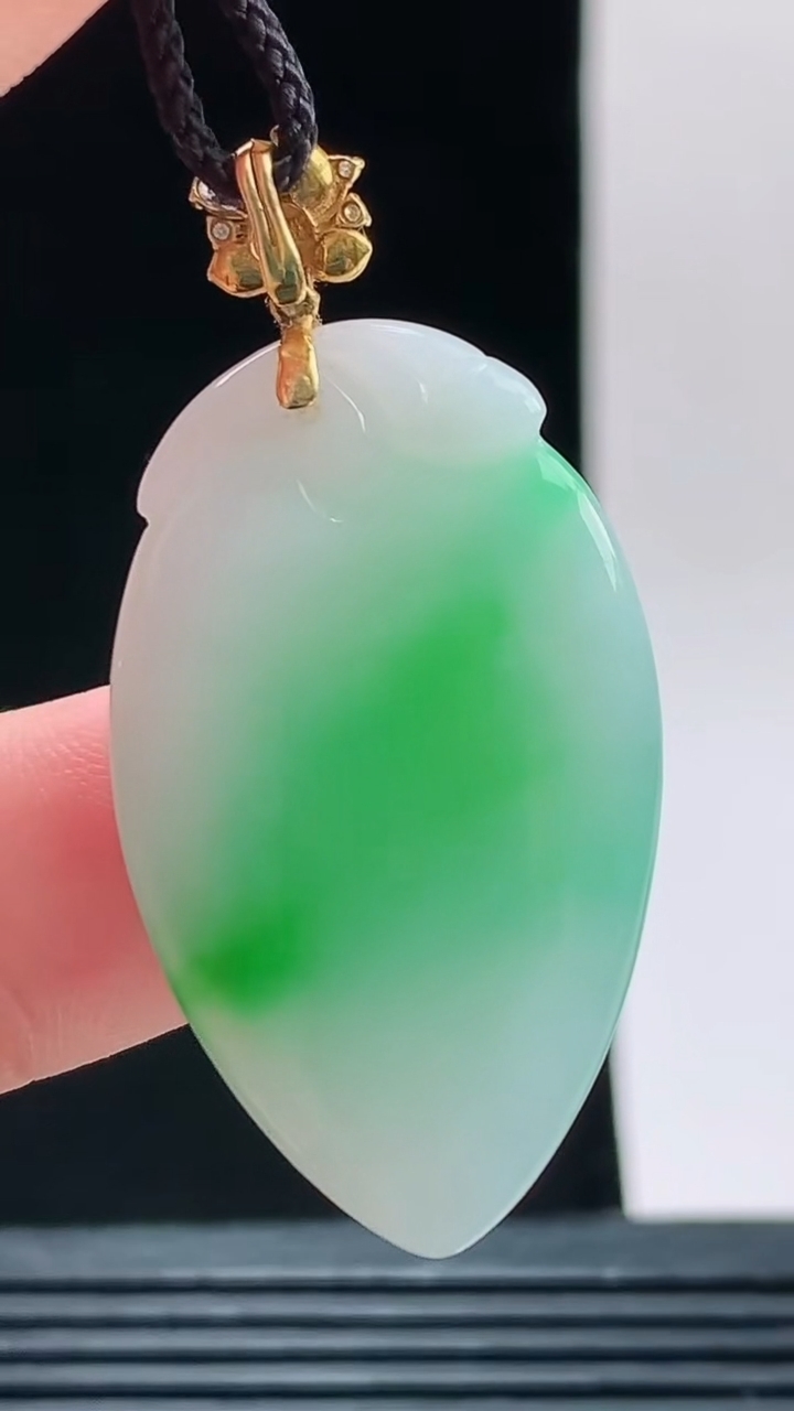 天然A货翡翠福瓜吊坠，尺寸35.3-21.1-8.9重量:10.52g 1010
10月11日