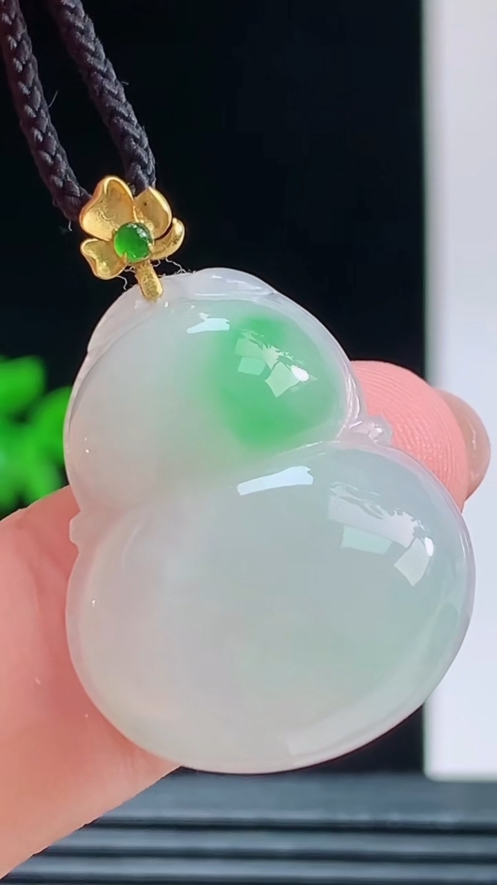 天然A货翡翠葫芦吊坠，尺寸23-19.4-6重量:4.70g 1010
10月11日