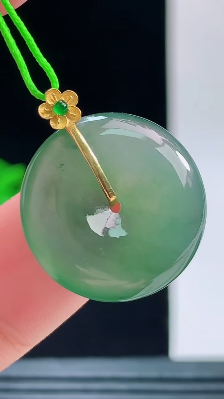 天然A货翡翠平安扣吊坠，尺寸19.4-4.6重量:3.65g 1010
10月11日