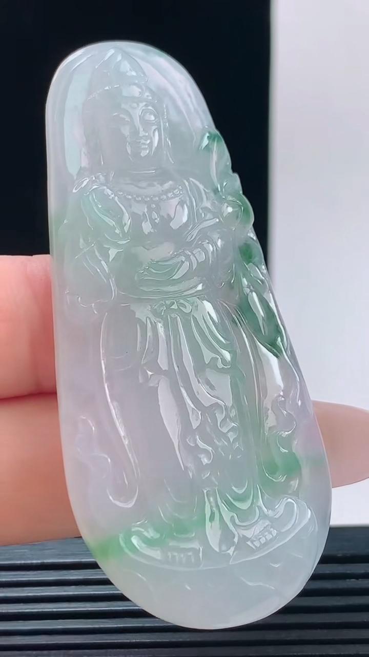 天然A货翡翠飘花大势至菩萨吊坠，尺寸69-30-6重量:27.23g
10月11日
