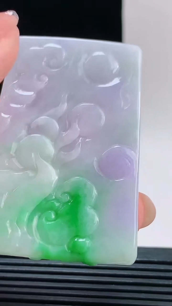 天然A货翡翠春带彩紫罗兰龙牌吊坠，尺寸58.1-68.8-5.9重量:31.56g 1010
10月11日