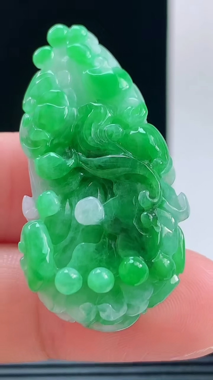天然A货翡翠白菜吊坠，尺寸46-22.5-12.5重量:17.57g h168
10月11日