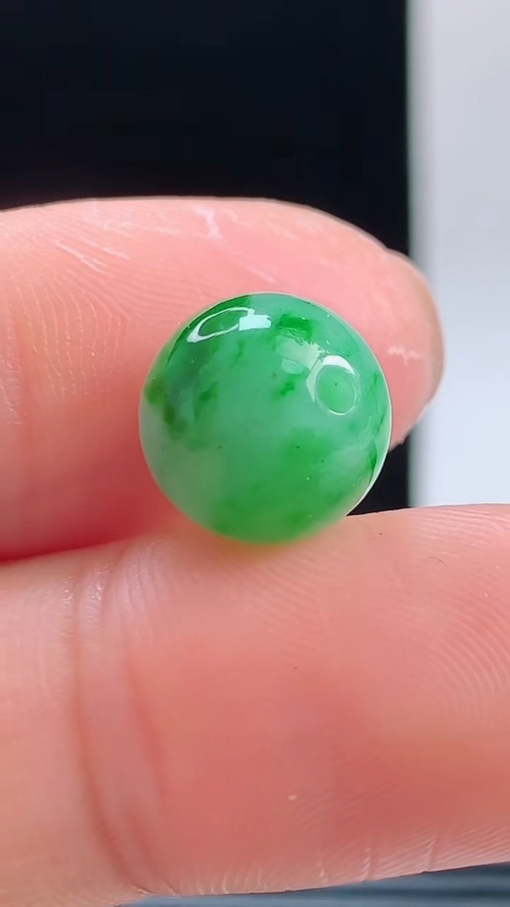 天然A货翡翠圆珠镶嵌件，尺寸11.2重量:2.43g 1010
10月11日