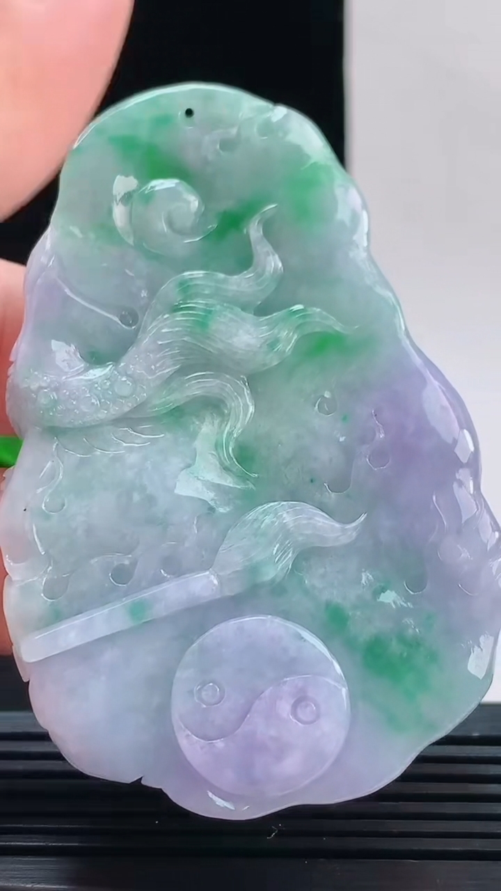 天然A货翡翠龙牌吊坠，尺寸74.4-47.3-11.9重量:70.97g 1010
10月11日