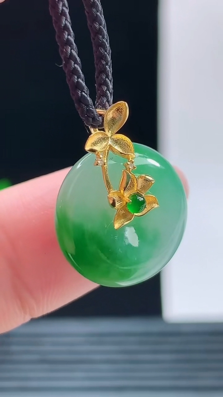 天然A货翡翠18K金飘花平安扣吊坠，尺寸15.2-5.5重量:3.00g 1010
10月11日