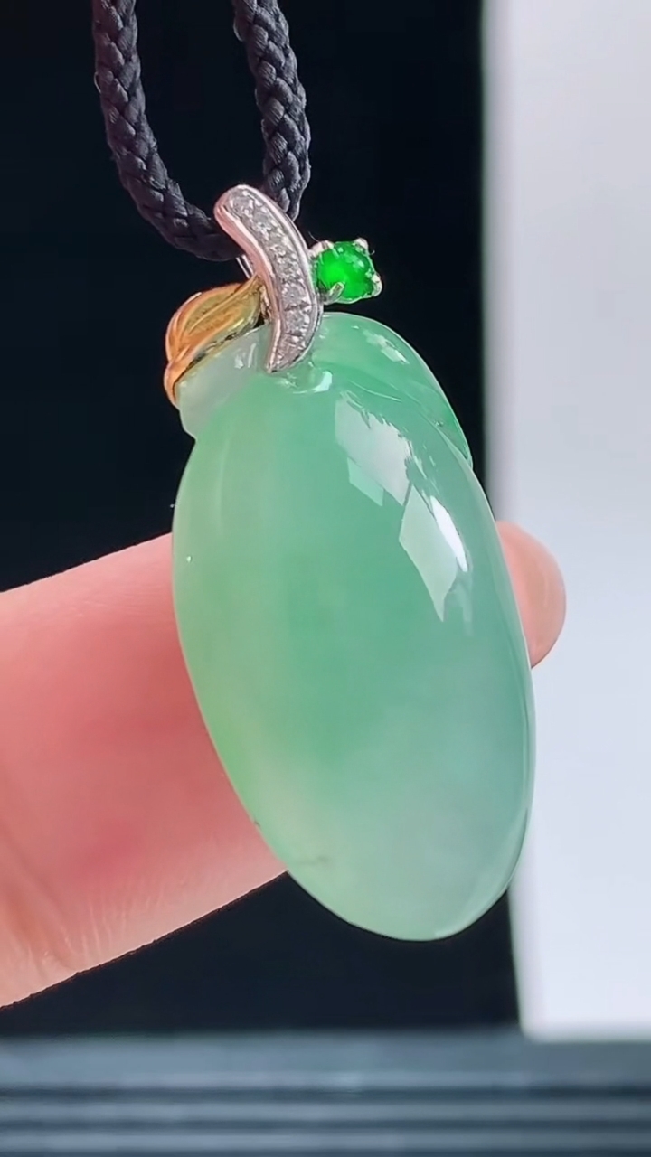 天然A货翡翠福瓜吊坠，尺寸23-12.1-8重量:4.00g 1010
10月11日