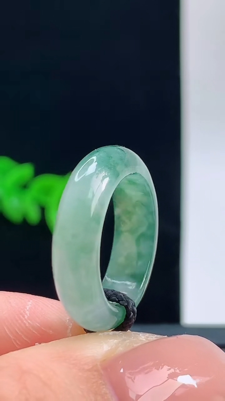 天然A货翡翠飘花玉指环戒指，尺寸16.1-5.7-3.4重量:3.13g 10102026年10月11日
工厂直销收藏佳品,种好水足，色泽均匀，有种有色，上手高大气！