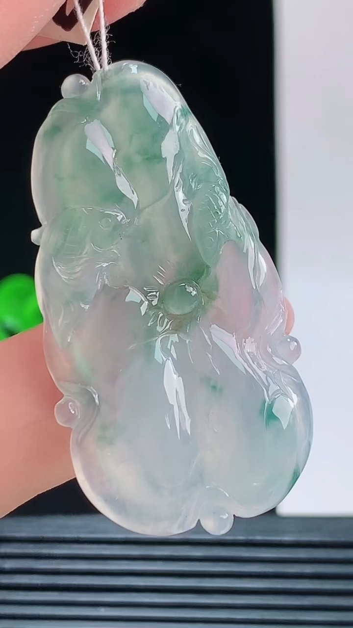 天然A货翡翠飘花年年有余 荷叶鱼吊坠 ，尺寸45-23.5-4.4重量:8.45g 1010
10月