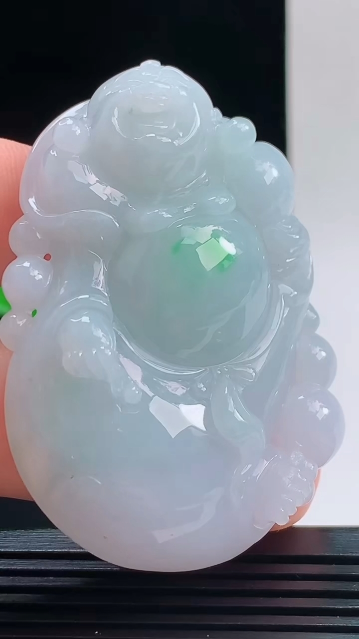 天然A货翡翠佛公吊坠，尺寸55.4-40.4-12.6重量:47.17g 1010
10月11日