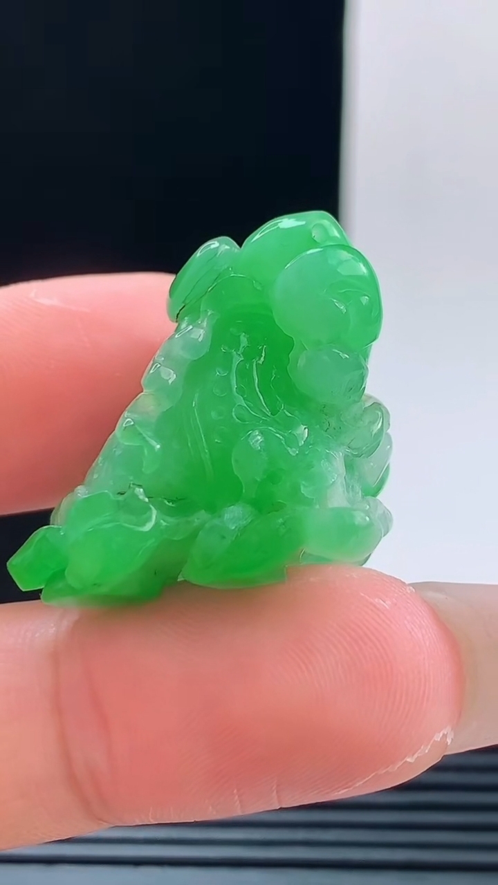 天然A货翡翠白菜吊坠，尺寸30-26-20重量:16.39g h128
10月11日