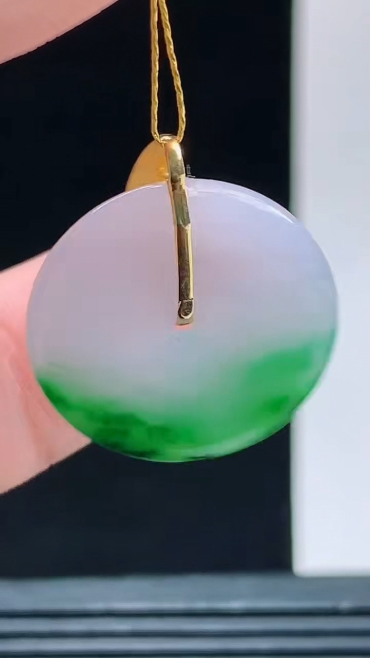 天然A货翡翠平安扣吊坠，尺寸21.1-4.3重量:4.00g 1010
10月11日