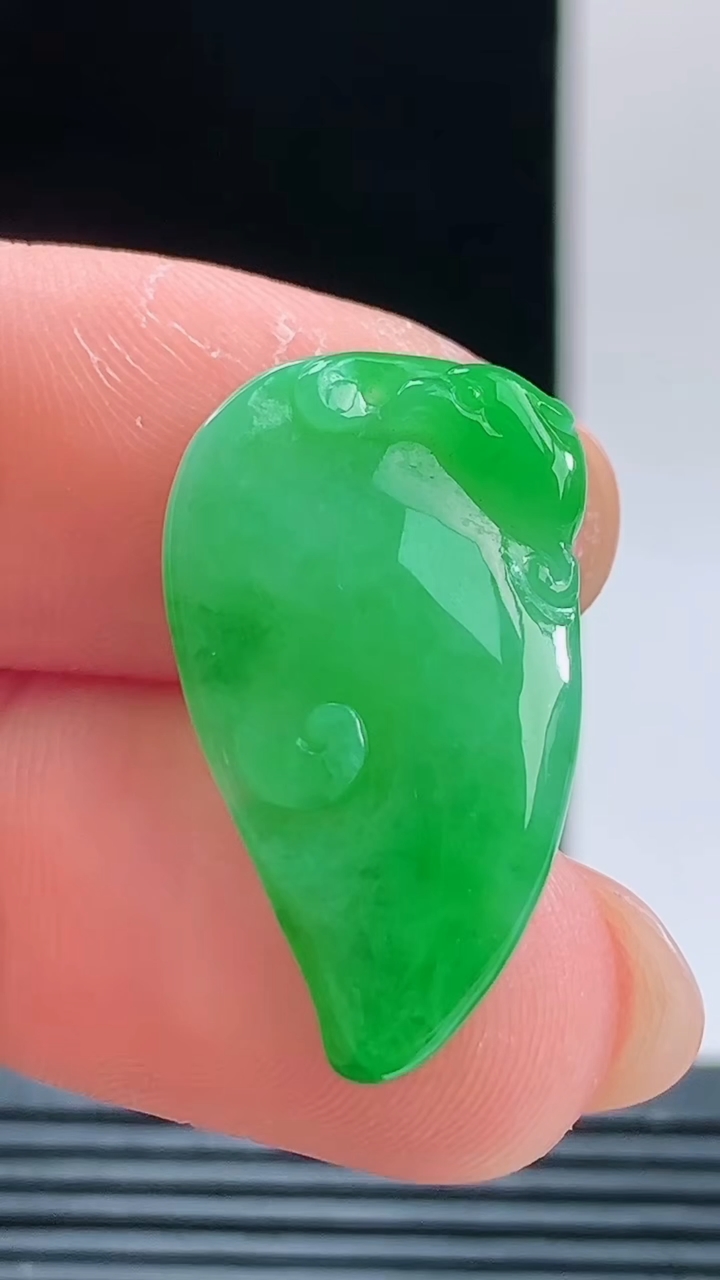 天然A货翡翠福瓜吊坠，尺寸26.3-15-4重量:3.00g 1010
10月11日