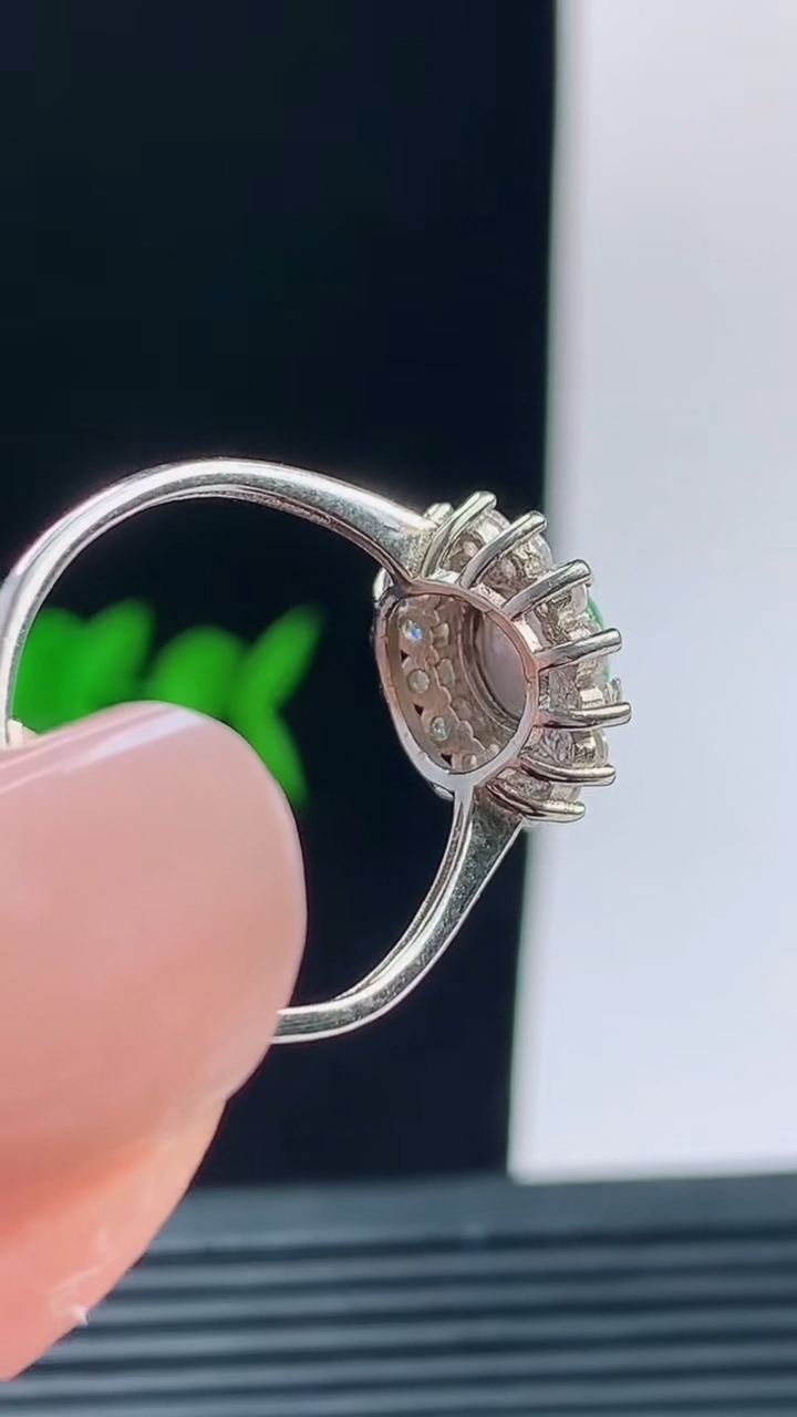 天然A货翡翠蛋面戒指，尺寸6.8-6.8重量:2.23g h1282026年10月11日
工厂直销收藏佳品,种好水足，色泽均匀，有种有色，上手高大气！