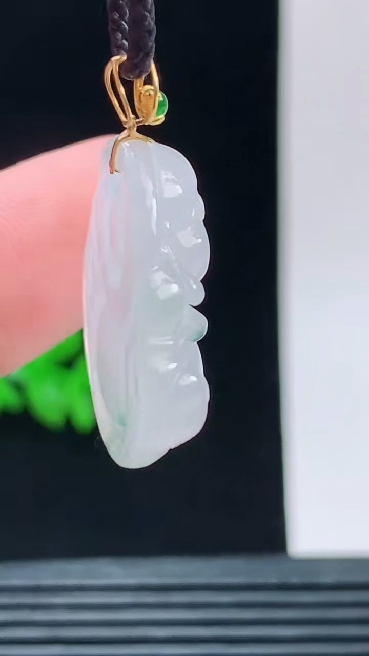 天然A货翡翠种飘花佛公吊坠，尺寸22.4-24.5-6.5重量:5.68g 1010
10月11日