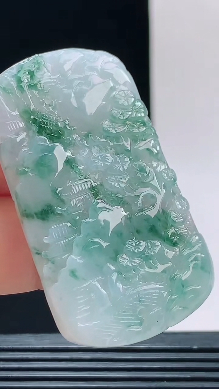 天然A货翡翠牌吊坠，尺寸50.5-29.3-5.5重量:20.06g 1010
10月11日