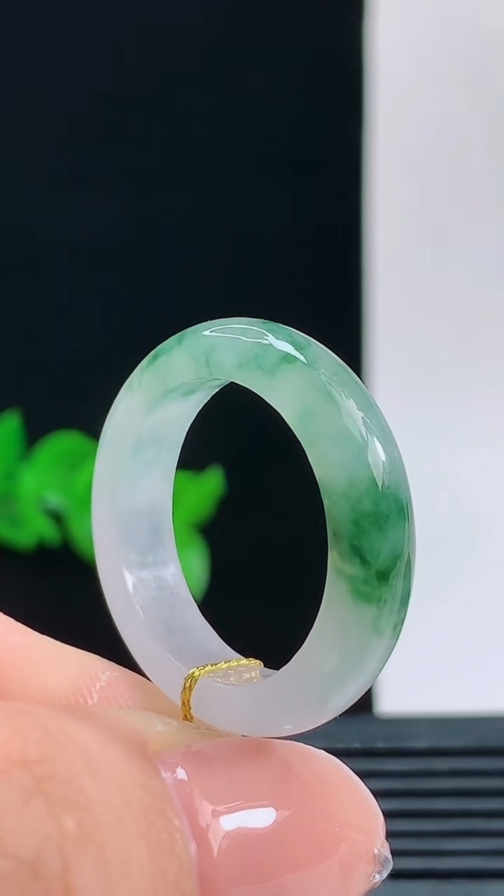 天然A货翡翠飘花玉指环戒指，尺寸19.7-5.8-3.9重量:4.61g 10102026年10月1