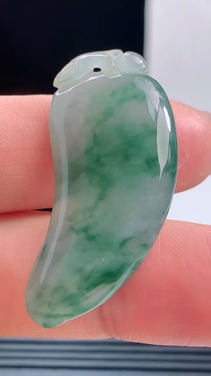 天然A货翡翠冰种飘花福瓜吊坠，尺寸39-17.5-5.4重量:7.64g h128
10月11日