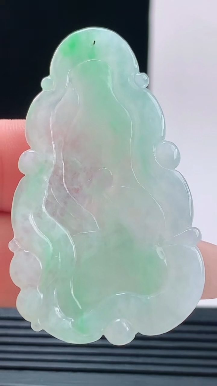 天然A货翡翠年年有余 荷叶鱼吊坠，尺寸53-30.6-5.3重量:11.13g h128
10月11日