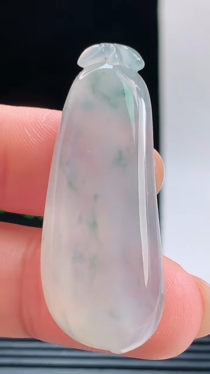 天然A货翡翠冰种飘花福瓜吊坠，尺寸44.7-17.1-6.3重量:9.00g 1010
10月11日