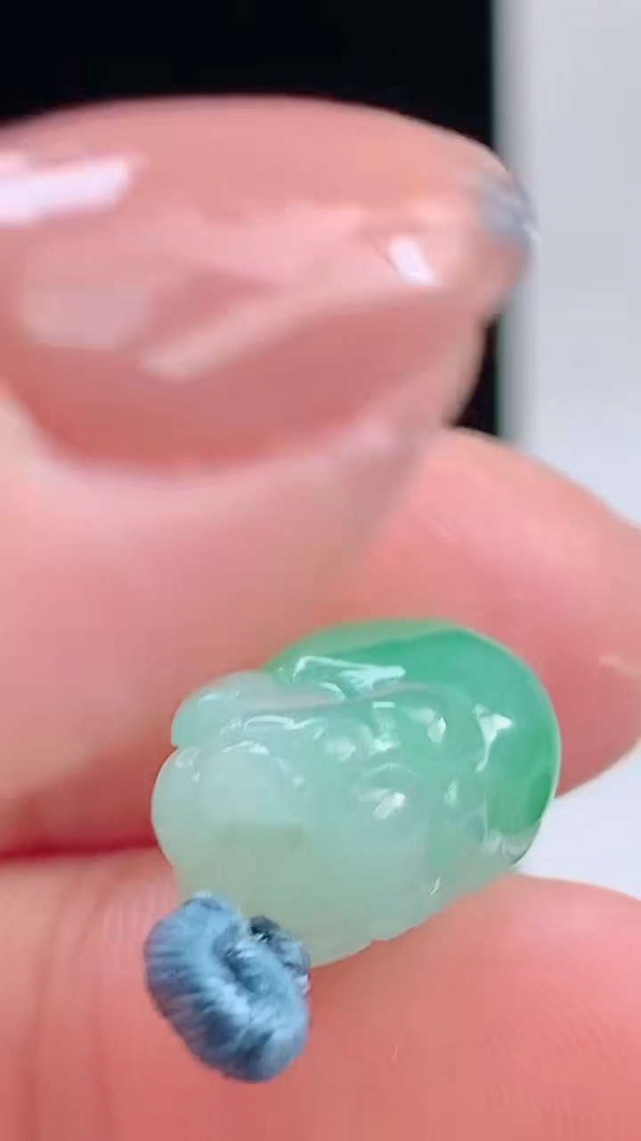 天然A货翡翠生肖猪吊坠，尺寸15.3-11.3-8.3重量:3.00g 1010
10月11日